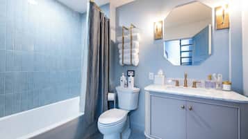 Dusche, umweltfreundliche Kosmetikartikel, Haartrockner, HandtĂŒcher