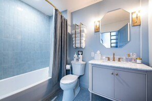 Dusche, umweltfreundliche Kosmetikartikel, Haartrockner, Handtücher