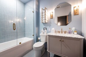 Douche, articles de toilette écologiques, sèche-cheveux