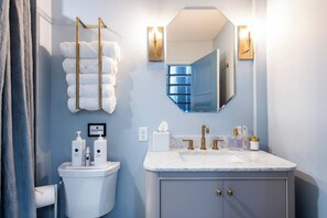 Dusche, umweltfreundliche Kosmetikartikel, Haartrockner, Handtücher