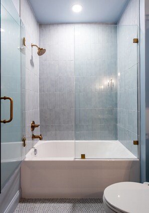 Douche, articles de toilette écologiques, sèche-cheveux