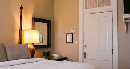 Deluxe Room 7-Double room-Private Bathroom-Standard