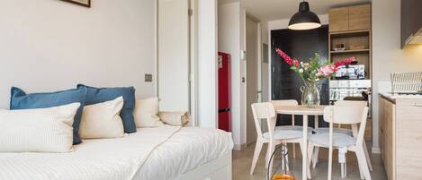 2 makuuhuonetta, silitysrauta/-lauta, ilmainen Wi-Fi, vuodevaatteet