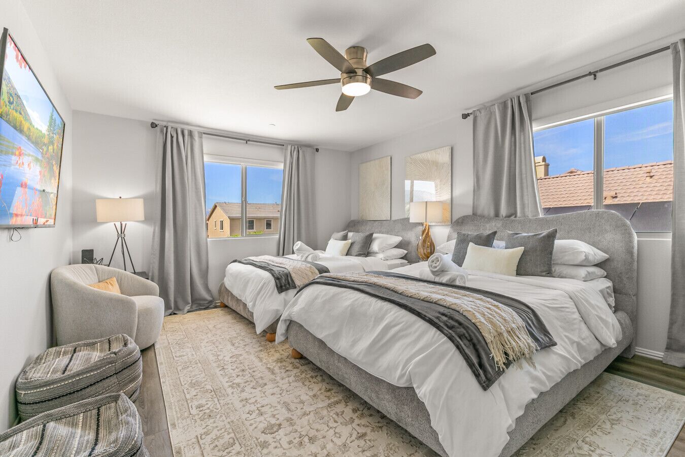 7 chambres, bureau, fer et planche à repasser, lit parapluie