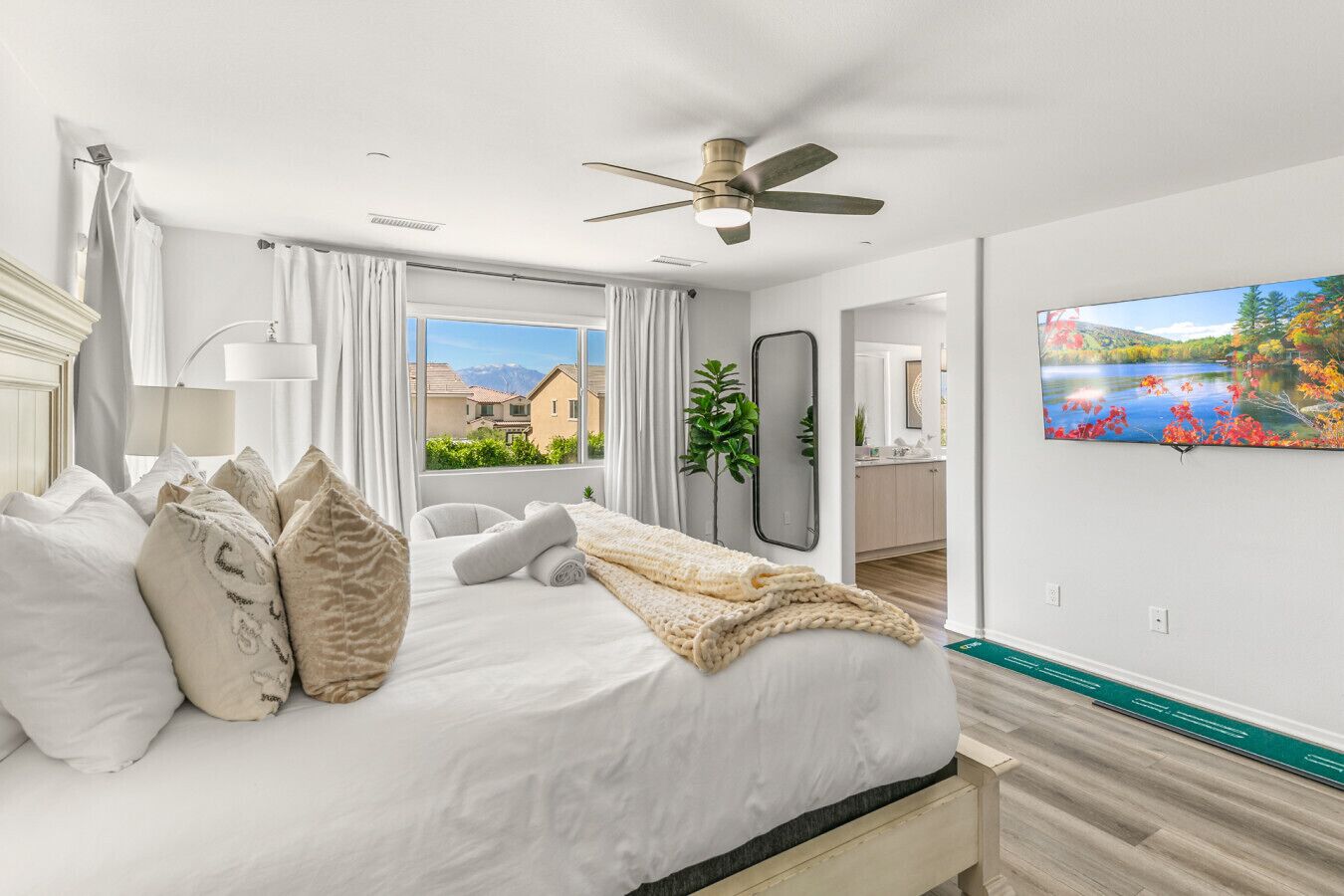 7 slaapkamers, een bureau, een strijkplank/strijkijzer, reisbedje