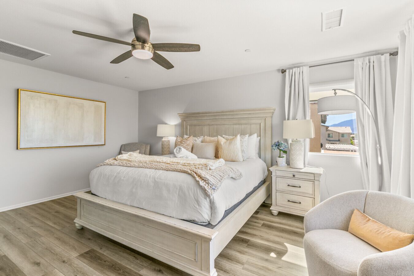 7 habitaciones, escritorio y tabla de planchar con plancha 