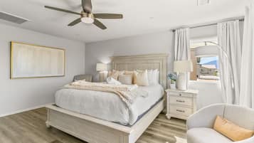 7 habitaciones, escritorio y tabla de planchar con plancha