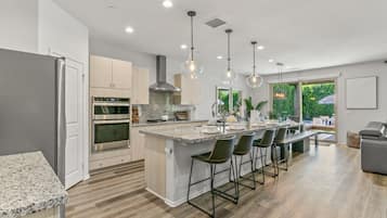 Een koelkast, een magnetron, een oven, een kookplaat