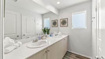 Secador de cabelo, toalhas de banho