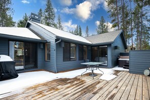 Outdoor dining - Sunriver's Klamath Lane - Hot Tub & SHARC Passes (Sunriver)