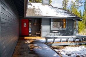 Terrace/patio - Sunriver's Klamath Lane - Hot Tub & SHARC Passes (Sunriver)