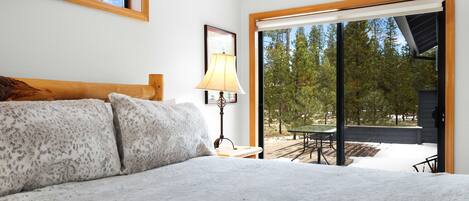 3 bedrooms, desk, WiFi, bed sheets