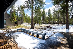 Outdoor dining - Sunriver's Klamath Lane - Hot Tub & SHARC Passes (Sunriver)