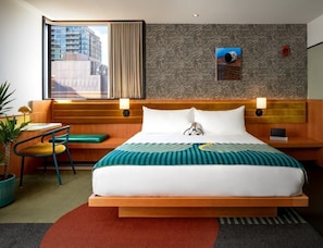 1 bedroom, in-room safe, iron/ironing board, free WiFi - Modern King Room w/ Spa Shower, Minibar & Chic Art (Toronto)