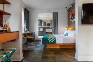 1 bedroom, in-room safe, iron/ironing board, free WiFi - Classic 1BR Room | Rooftop Bar, Sleek Space & View (Toronto)