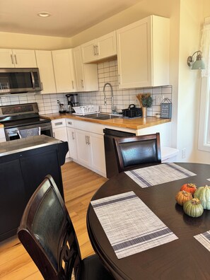 Private kitchen - Little Mountain House - 1 bedroom in lovely semi rural setting. (Maiden)