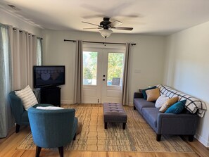Living area - Little Mountain House - 1 bedroom in lovely semi rural setting. (Maiden)