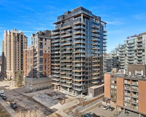 Exterior - New 2BR Den Condo | Gym | Skyline View | UG Park (Calgary)