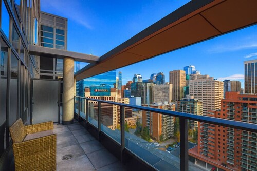 New 2BR Den Condo | Gym | Skyline View | UG Park