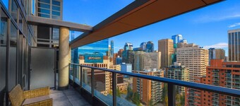 New 2BR Den Condo | Gym | Skyline View | UG Park