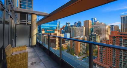 New 2BR Den Condo | Gym | Skyline View | UG Park