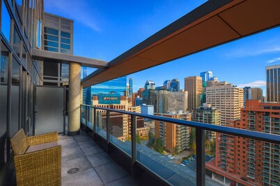 New 2BR Den Condo | Gym | Skyline View | UG Park