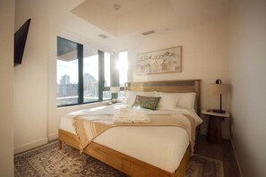 Desk, iron/ironing board, travel cot, WiFi - New 2BR Den Condo | Gym | Skyline View | UG Park (Calgary)