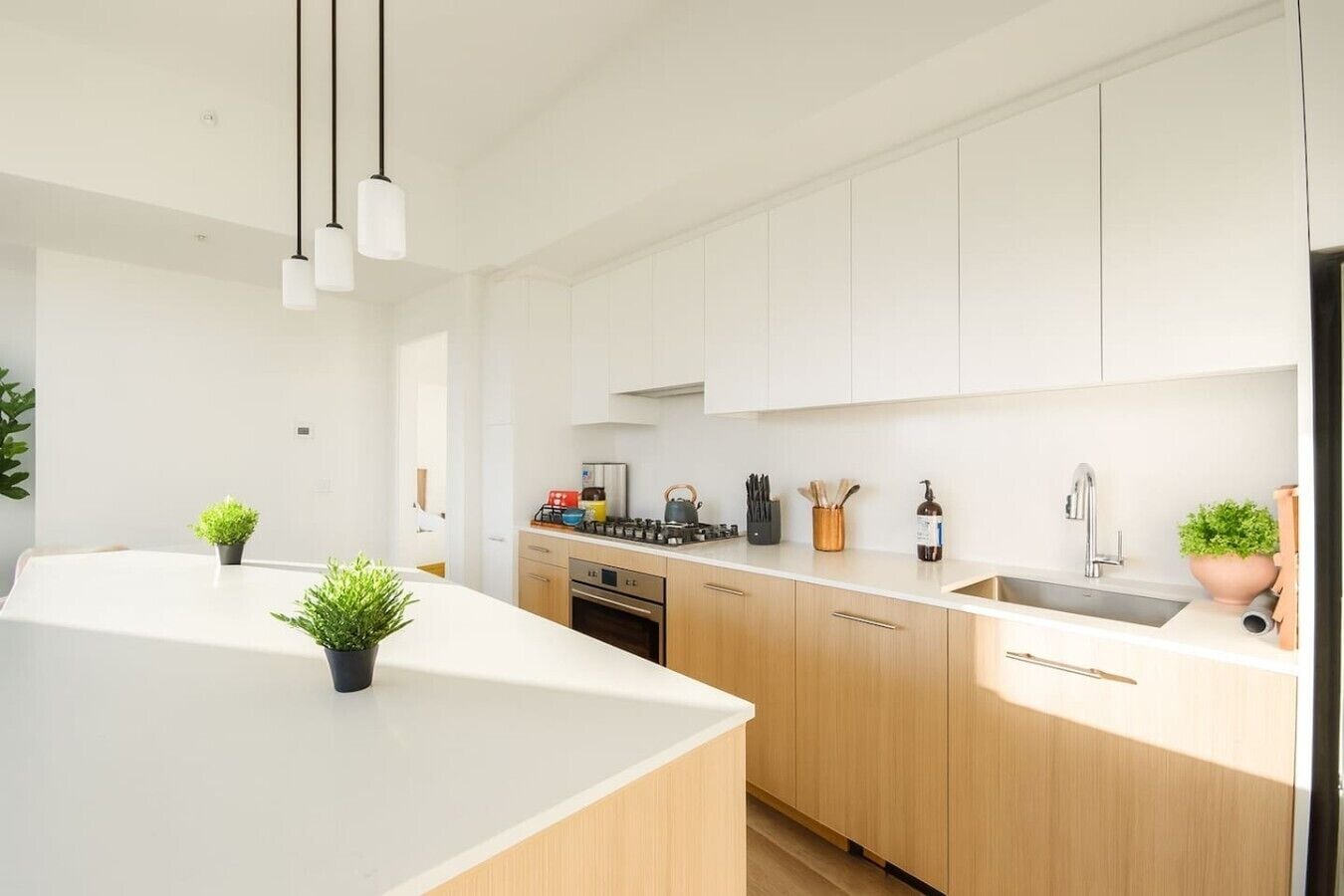 Wasserkocher mit Kaffee-/Teezubehör, Kühlschrank, Mikrowelle, Ofen