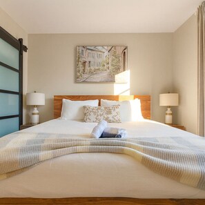 Escritorio, cuna de viaje, wifi y ropa de cama 