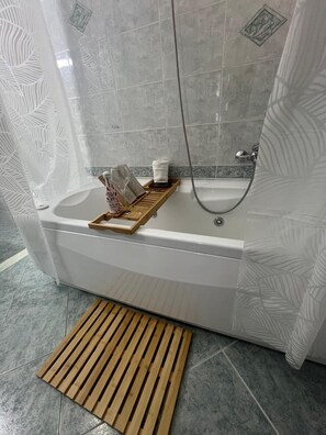 奢华四人房, 阳台, 城市景观 | 遮光窗帘、隔音、熨斗/熨衣板、免费 WiFi