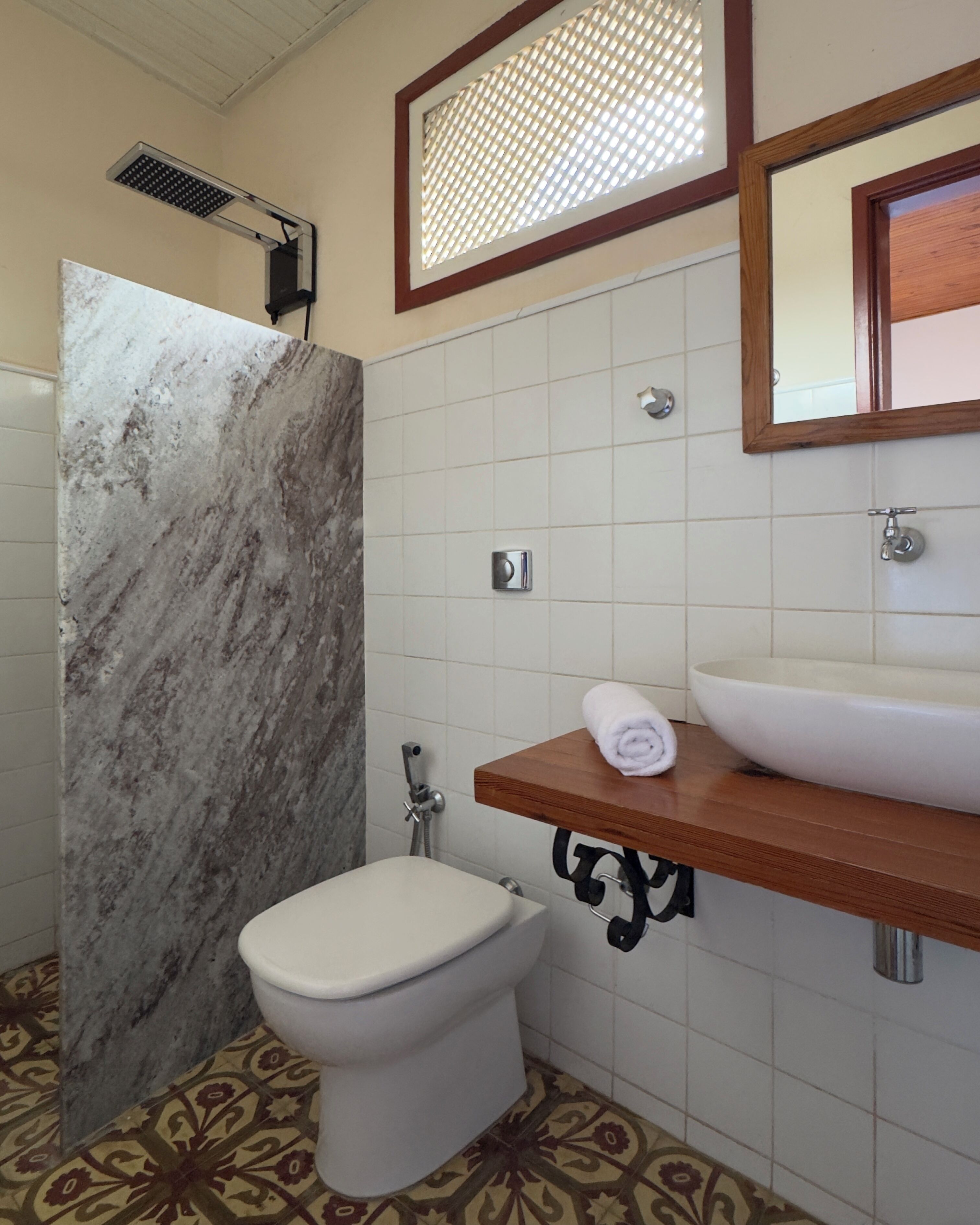 Habitación superior con 2 camas individuales | Baño | Regadera, toallas, jabón, papel de baño 