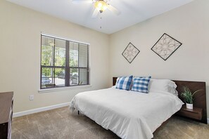 2 bedrooms, iron/ironing board, travel cot, free WiFi - 1st Floor, 3-King Beds, Close to Baptist South, St. Aug, and Nocatee, Gym, Pool (Jacksonville)