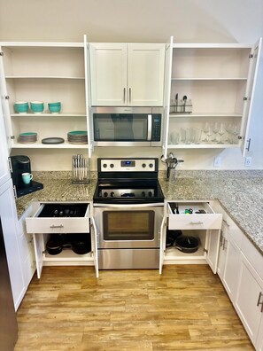 Fridge, microwave, oven, stovetop - 1st Floor, 3-King Beds, Baptist South, St. Aug, Nocatee, Gym, Pool, 70in SmartTV (Jacksonville)