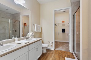 Shower, hair dryer, towels, soap - 1st Floor, 3-King Beds, Close to Baptist South, St. Aug, and Nocatee, Gym, Pool (Jacksonville)