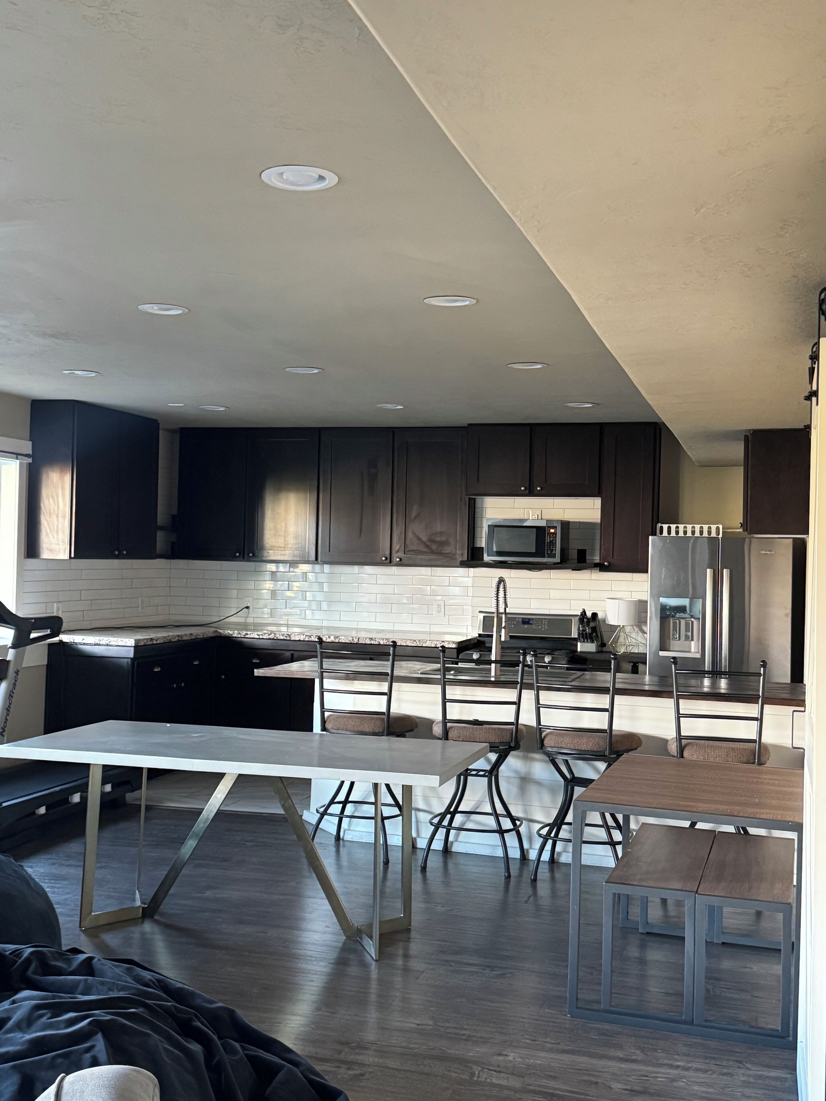 Geladeira, micro-ondas, fogão, cooktop