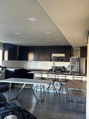 Réfrigérateur, micro-ondes, four, plaque de cuisson