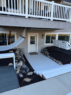 Exterior detail - Tranquil 1-Basement apartment on golf course perfect for any getaway. (Vineyard)