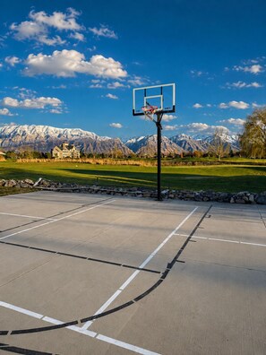 Sport court - Tranquil 1-Basement apartment on golf course perfect for any getaway. (Vineyard)