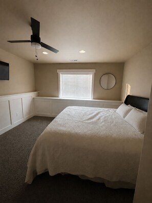 1 bedroom, free WiFi, bed sheets - Tranquil 1-Basement apartment on golf course perfect for any getaway. (Vineyard)
