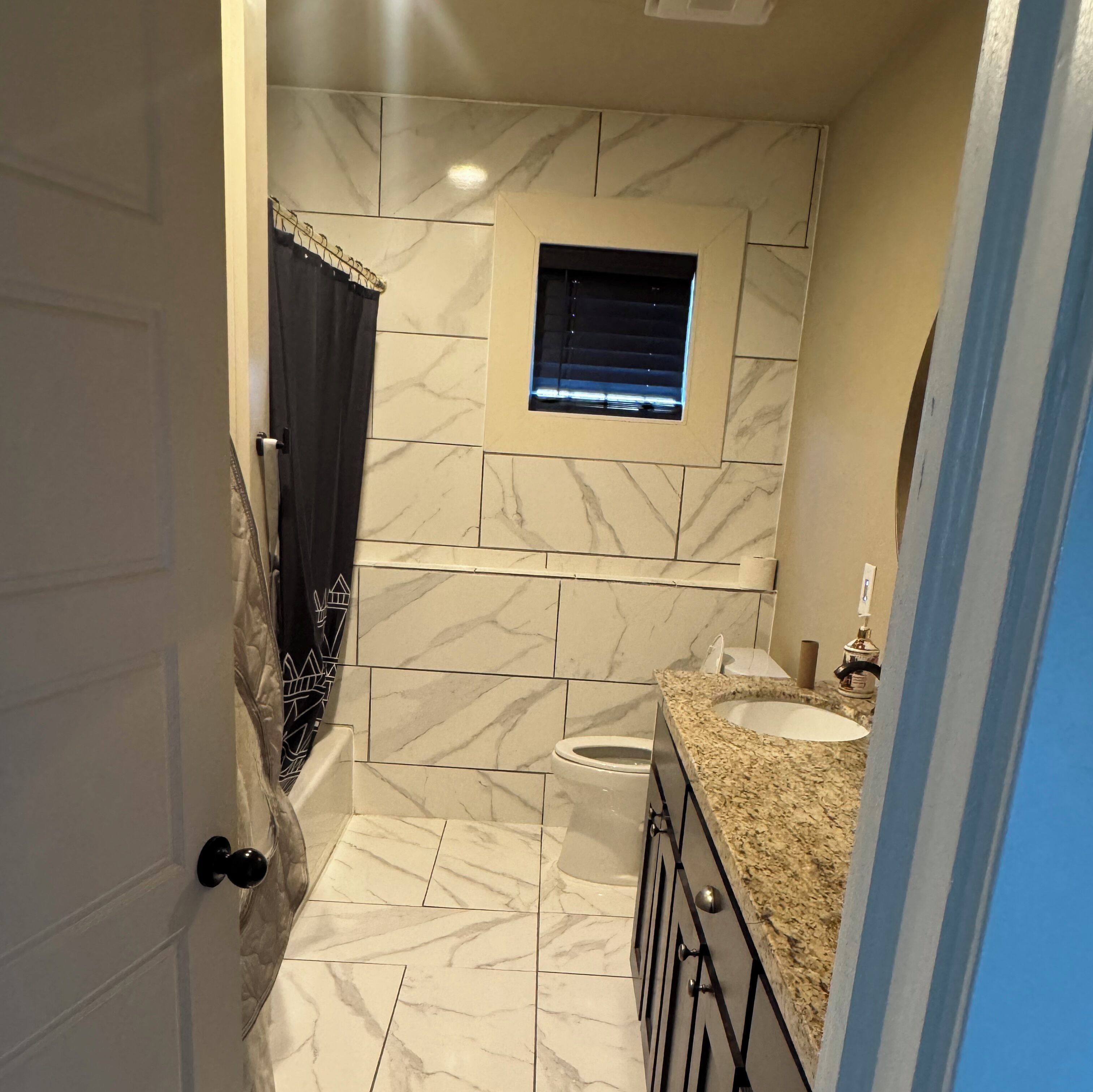 Sèche-cheveux, serviettes fournies, savon, papier toilette