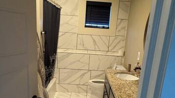 Sèche-cheveux, serviettes fournies, savon, papier toilette