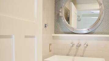 SĂšche-cheveux, serviettes fournies, savon, papier toilette