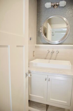 Hair dryer, towels, soap, toilet paper - Exquisite Carpinteria Beach Cottage, Steps Away From The Beach (Carpinteria)