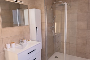 Douche, sèche-cheveux, serviettes fournies, papier toilette