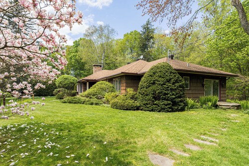 Le Hudson Hideaway | Large Mid Century Bungalow with Ultimate Privacy on 1 Acre