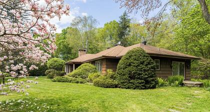 Le Hudson Hideaway | Large Mid Century Bungalow with Ultimate Privacy on 1 Acre