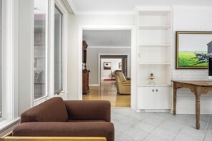 Een televisie en een open haard