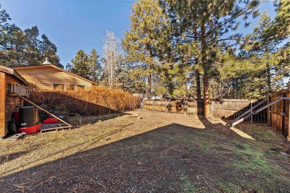 Property grounds - Bend Home Near Golf, Trails, & Mt Bachelor 30-Days (Bend)