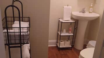 Ducha, secador de pelo, toallas, jabón