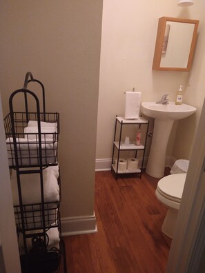 Shower, hair dryer, towels, soap - Cozy 1-bedroom house in charming Marshall.
1.5 mi. to downtown Marshall. (Marshall)